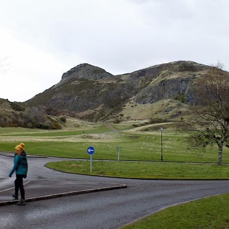 2 Bedrooms Flat Central Edinburgh, Sleeps 6, In The Shadow Of Holyrood Park And Arthur'S Seat With Free Parking, Two Bed Rooms Exteriér fotografie