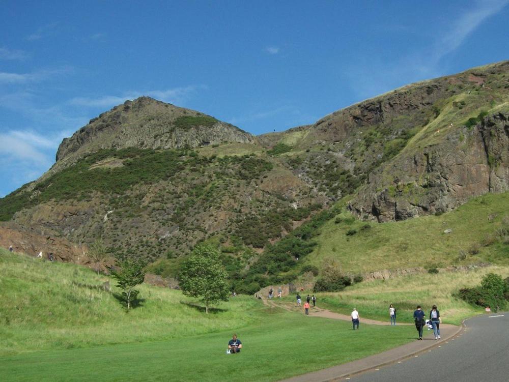 2 Bedrooms Flat Central Edinburgh, Sleeps 6, In The Shadow Of Holyrood Park And Arthur'S Seat With Free Parking, Two Bed Rooms Exteriér fotografie