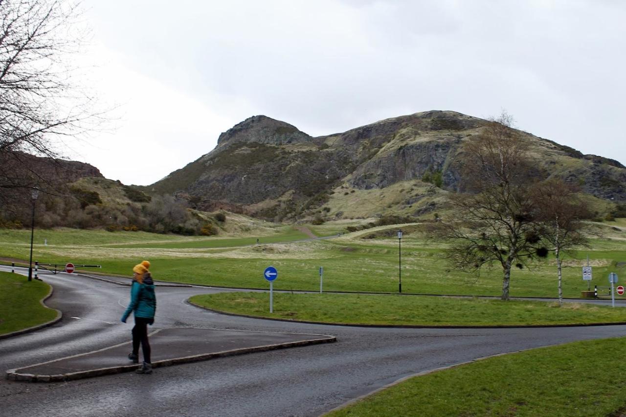 2 Bedrooms Flat Central Edinburgh, Sleeps 6, In The Shadow Of Holyrood Park And Arthur'S Seat With Free Parking, Two Bed Rooms Exteriér fotografie